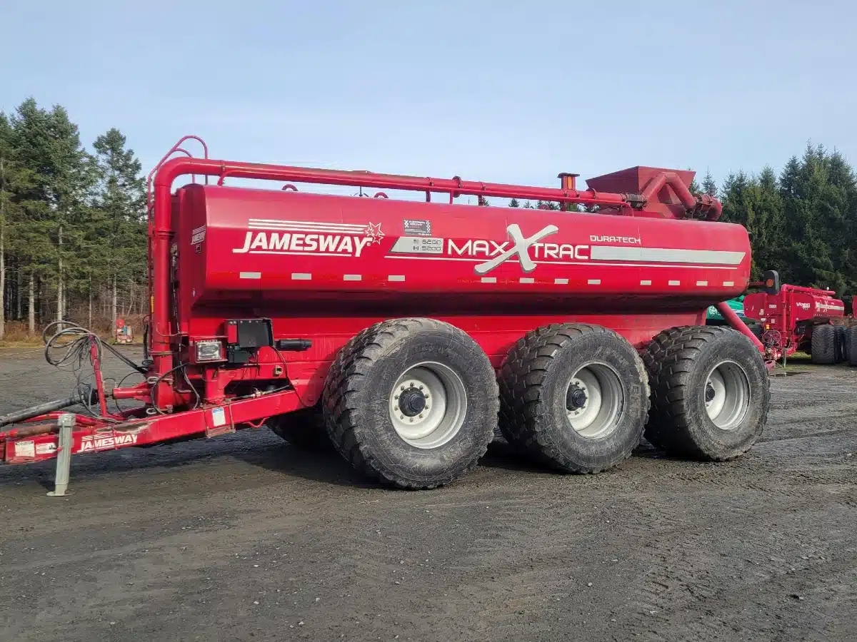 Gallery image 1 for Used 2019 Jamesway 5200 Maxxtrac Spreader - Broadcast