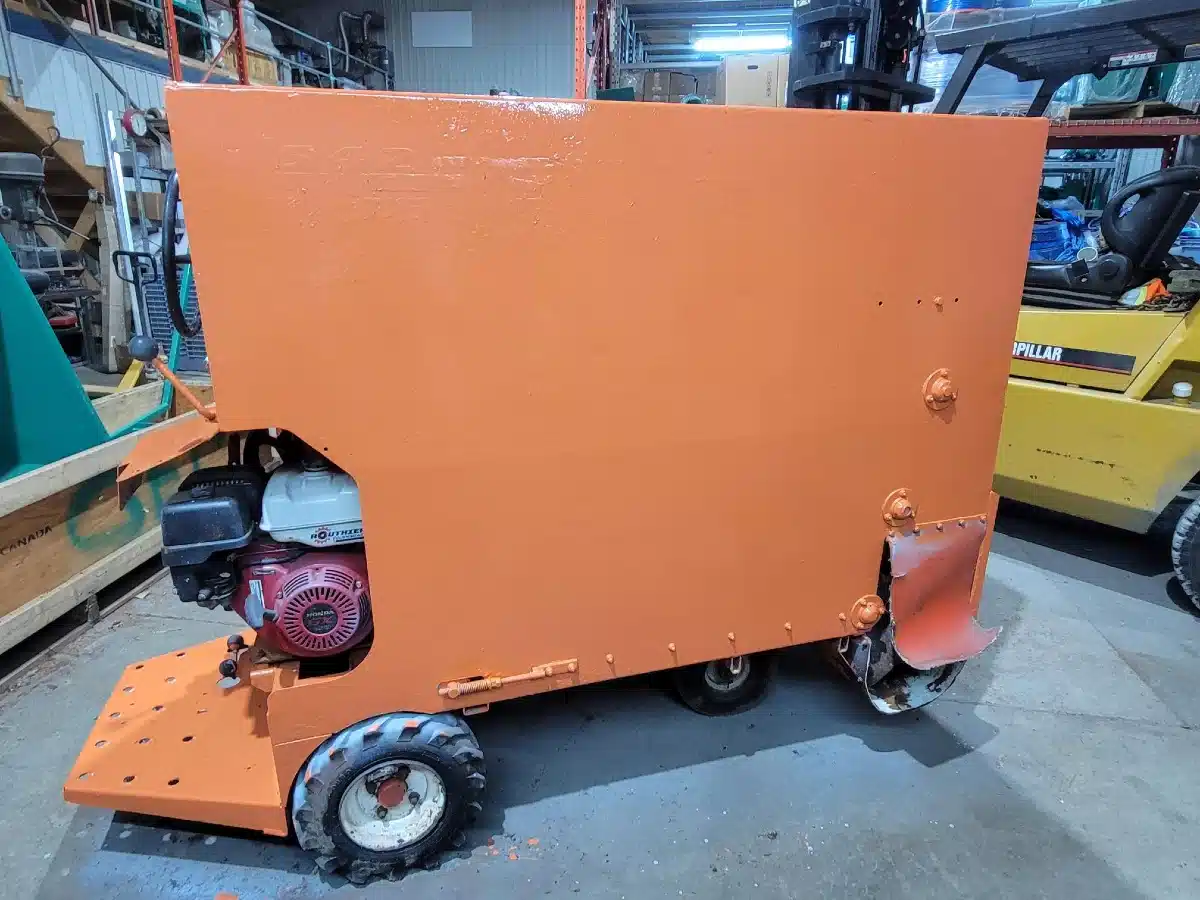 2010 Valmetal Chariot Val métal Supercart 542 2010 Batteur régulier Déchargement 1 côté Moteur 9 HP Honda Feed Cart