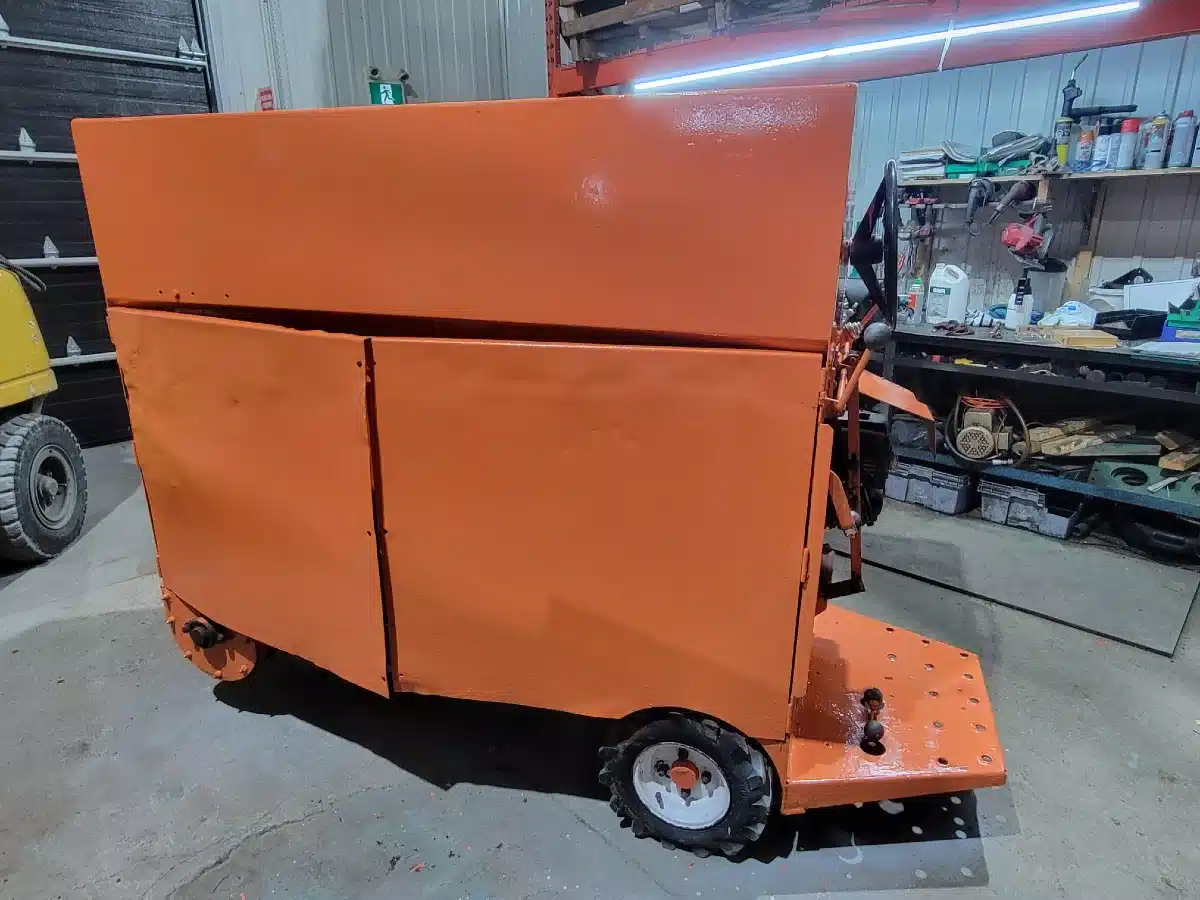 Gallery image 2 for 2010 Valmetal Chariot Val métal Supercart 542 2010 Batteur régulier Déchargement 1 côté Moteur 9 HP Honda Feed Cart