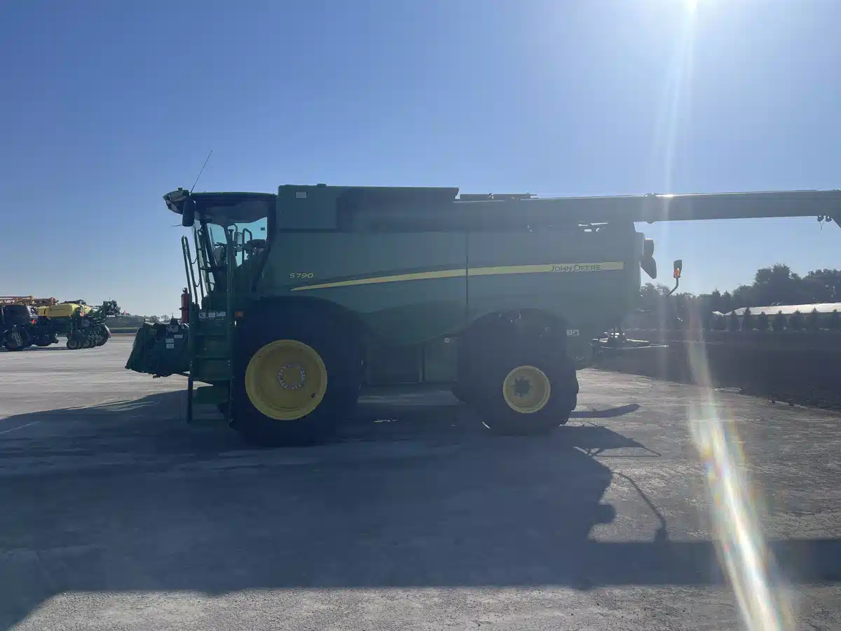 Gallery image 2 for Used 2021 John Deere S790 Combine