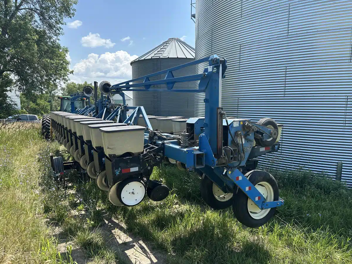 Gallery image 2 for Used 1996 Kinze 2600 Planter