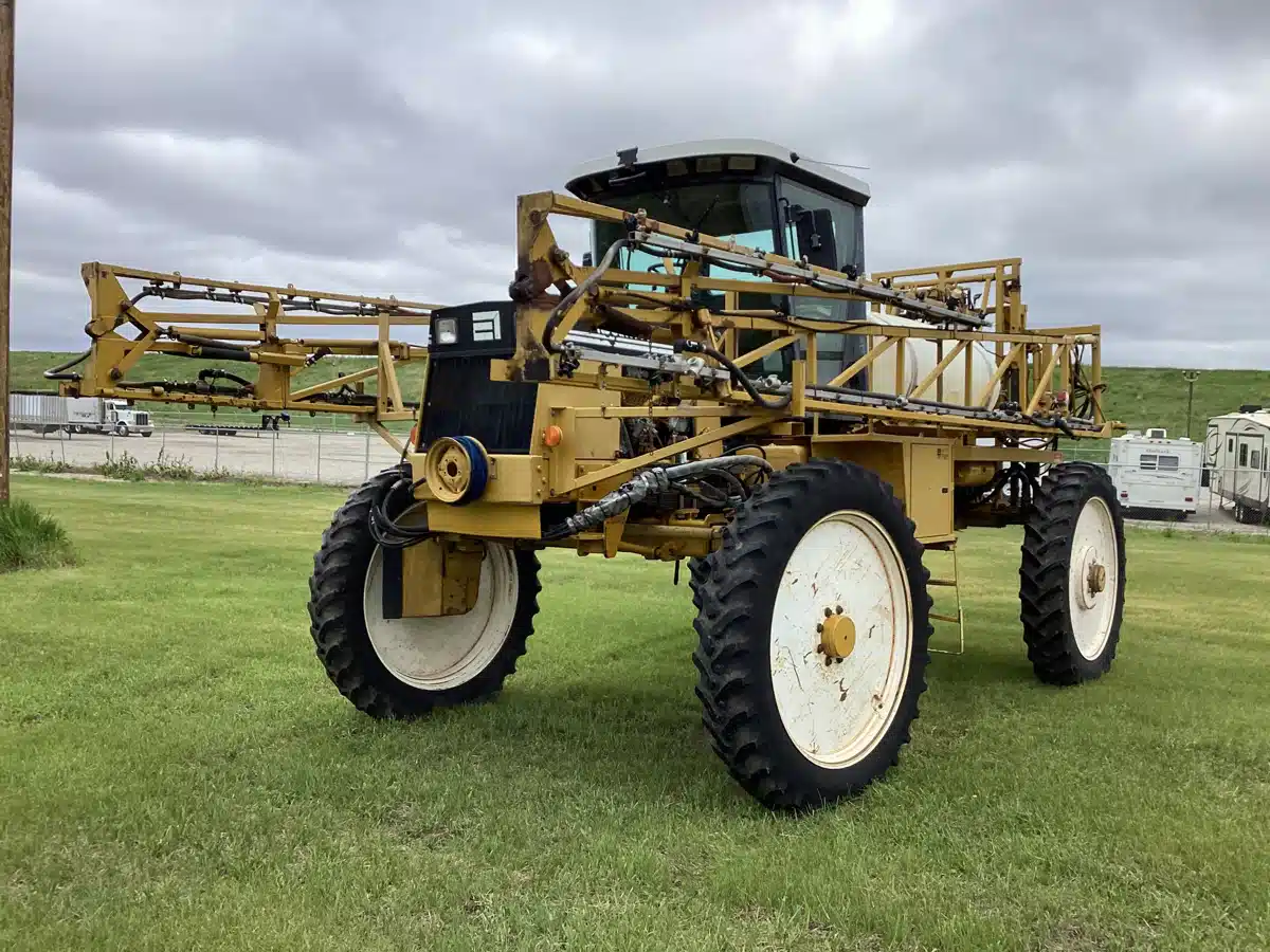 Gallery image 1 for Used 1997 Ag Chem ROGATOR 854 Sprayer - Self Propelled