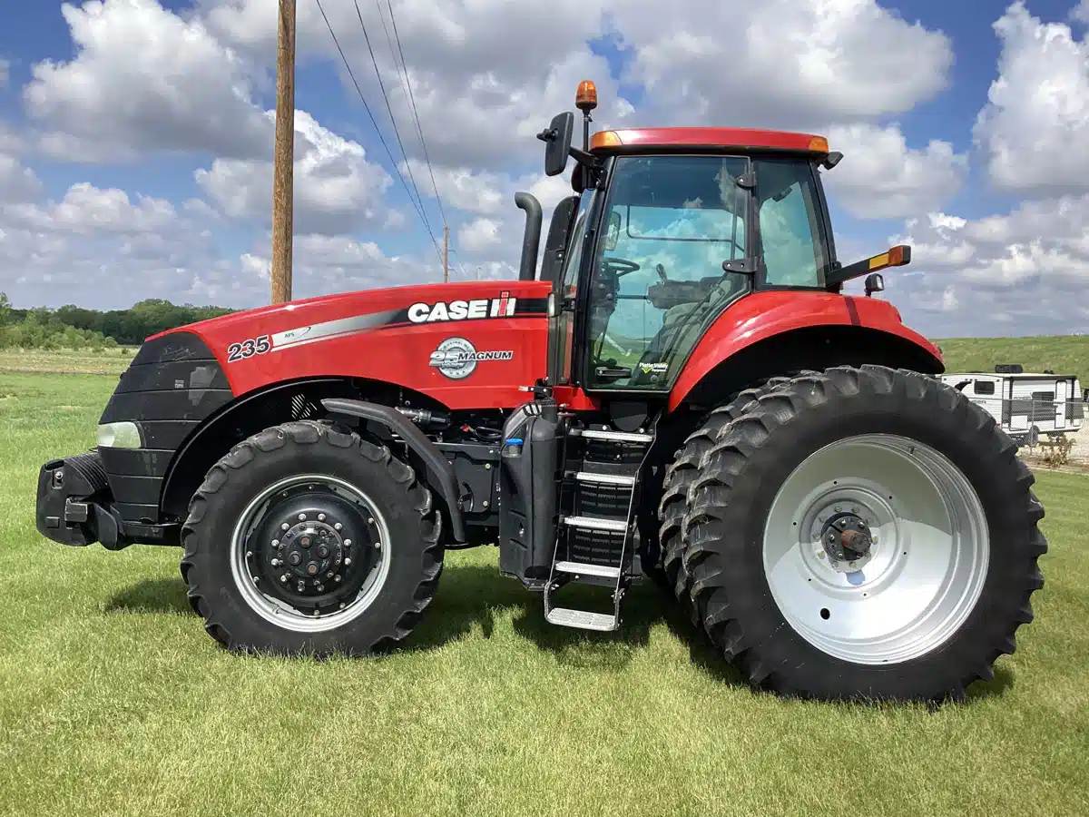 Gallery image 2 for Used 2013 Case IH MAGNUM 235 Tractor