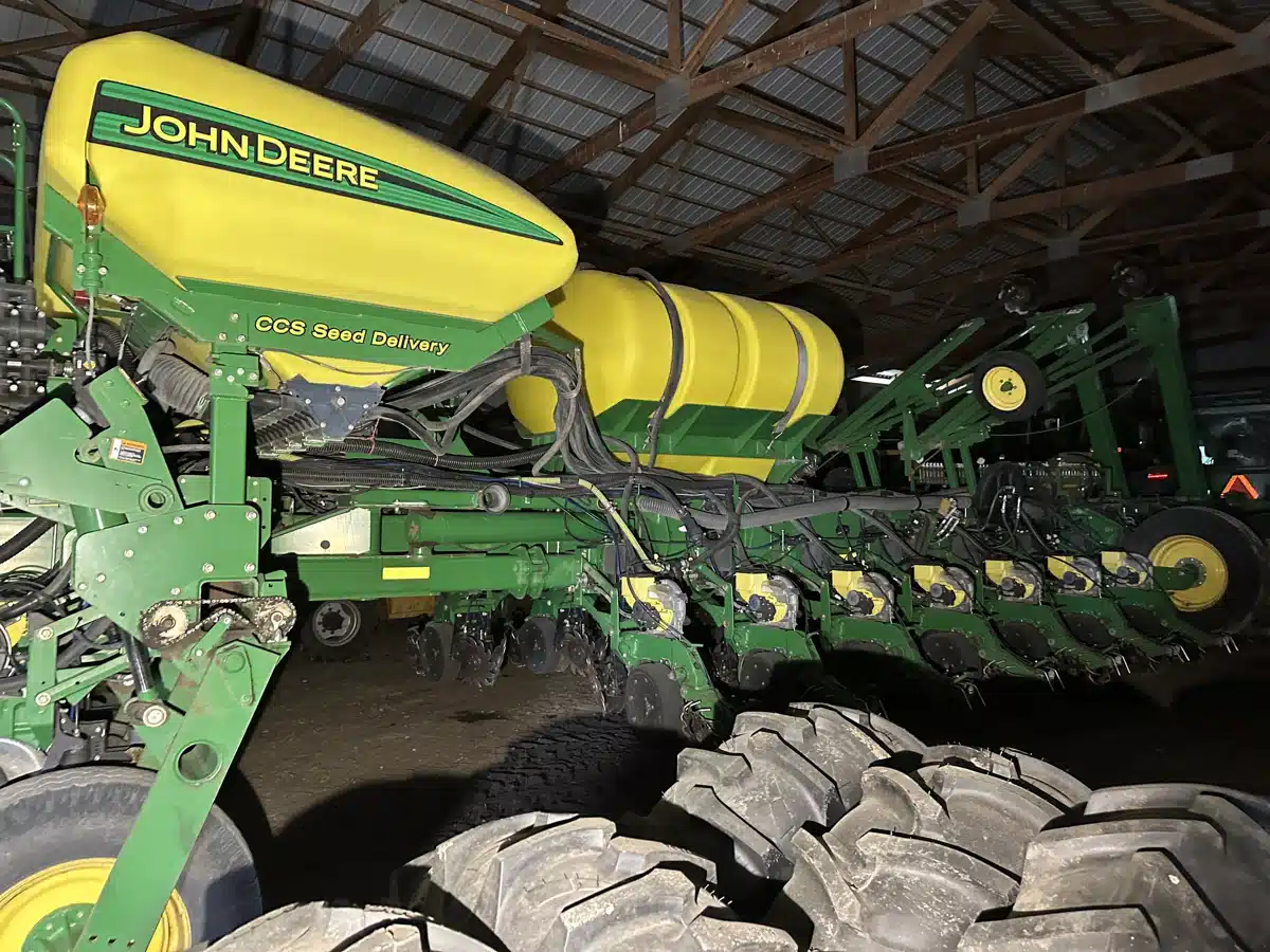 Gallery image 2 for Used 2010 John Deere 1770NT CCS Planter