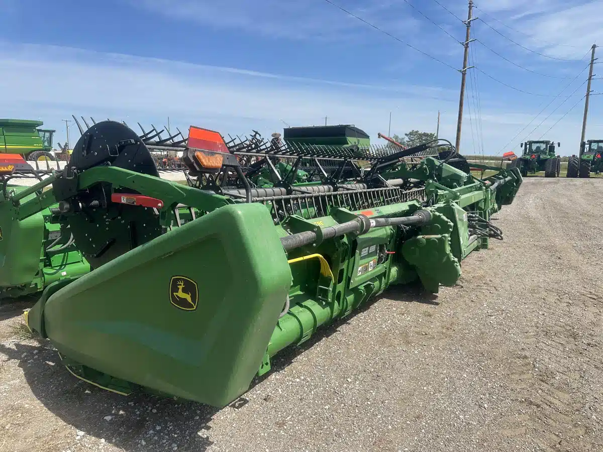 Gallery image 2 for Used 2022 John Deere HD35F Header - Draper