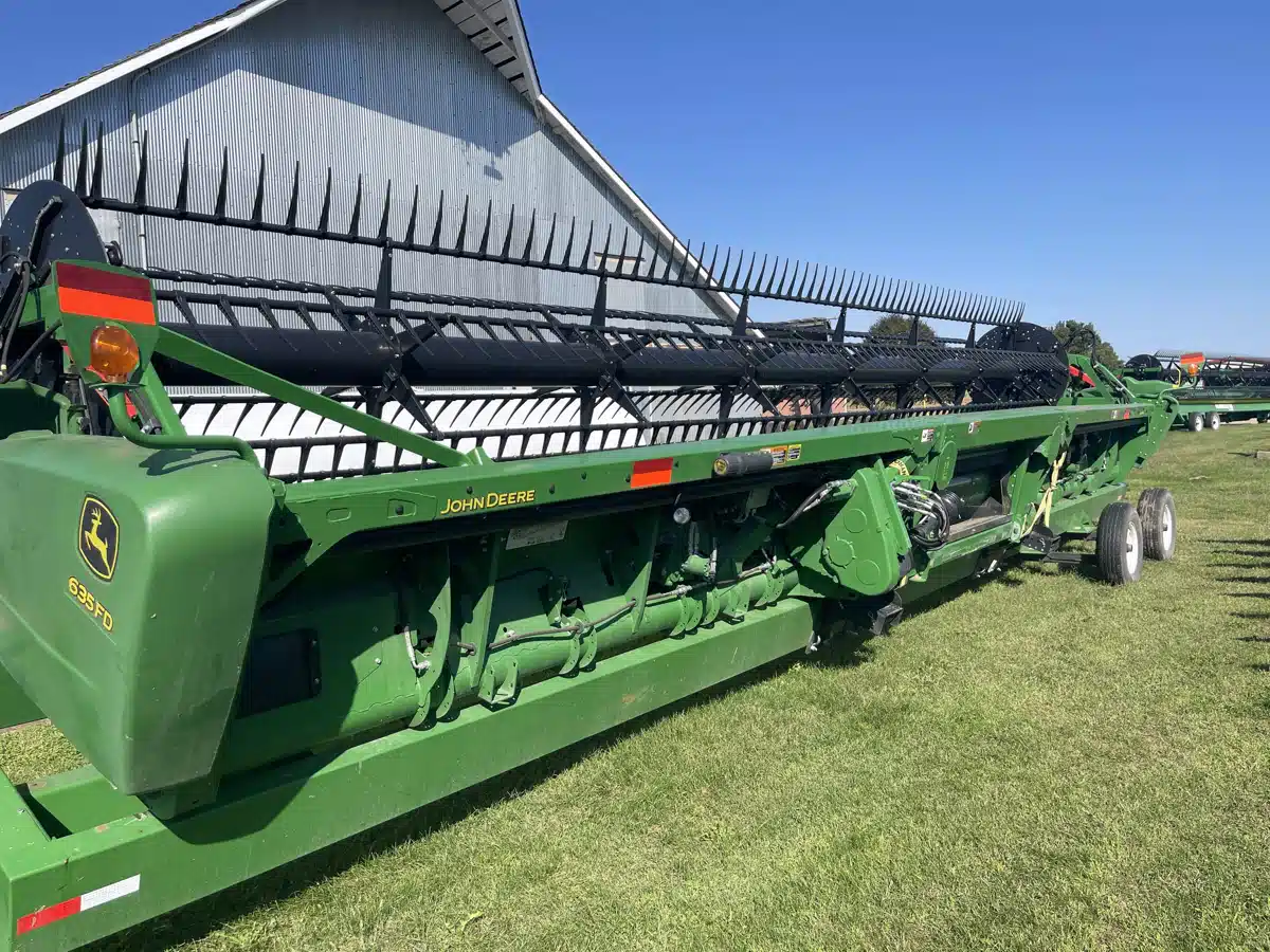 Gallery image 2 for Used 2018 John Deere 635FD Header - Draper