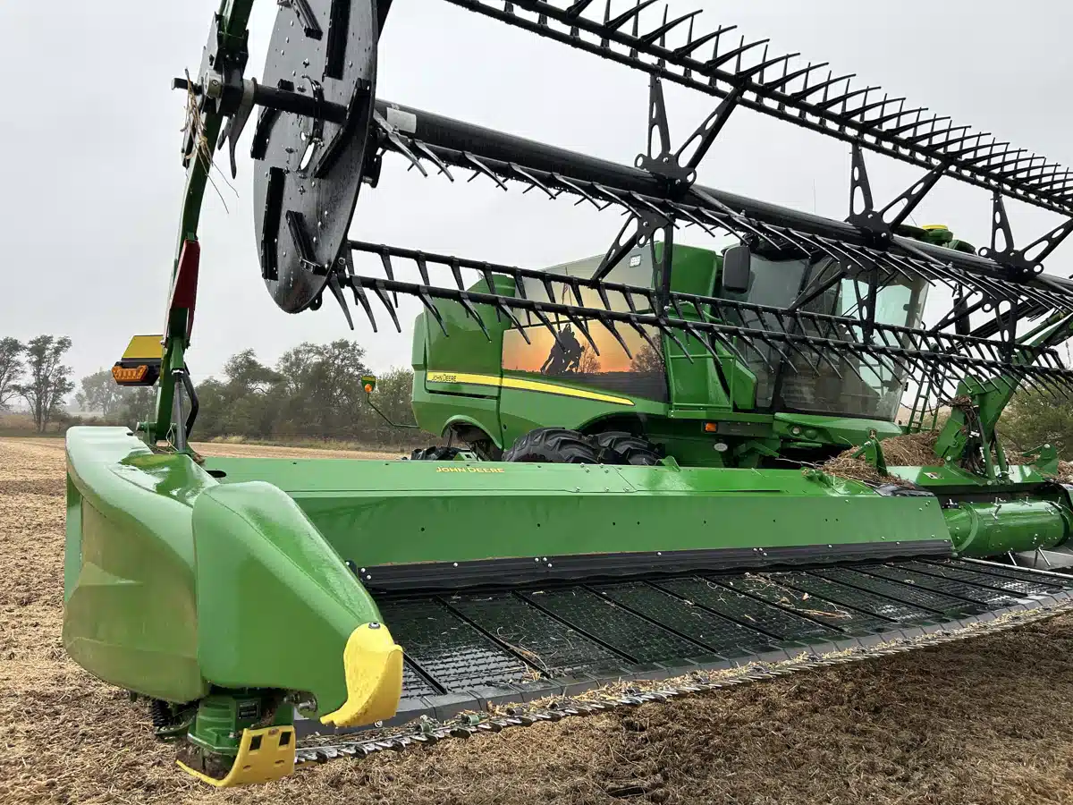 Gallery image 2 for 2024 John Deere HD40F Header - Draper