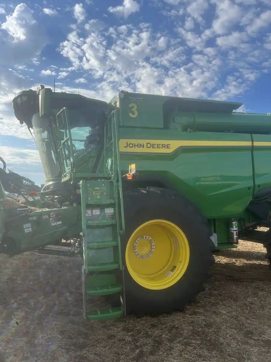 Gallery image 1 for 2025 John Deere S7 800 Combine