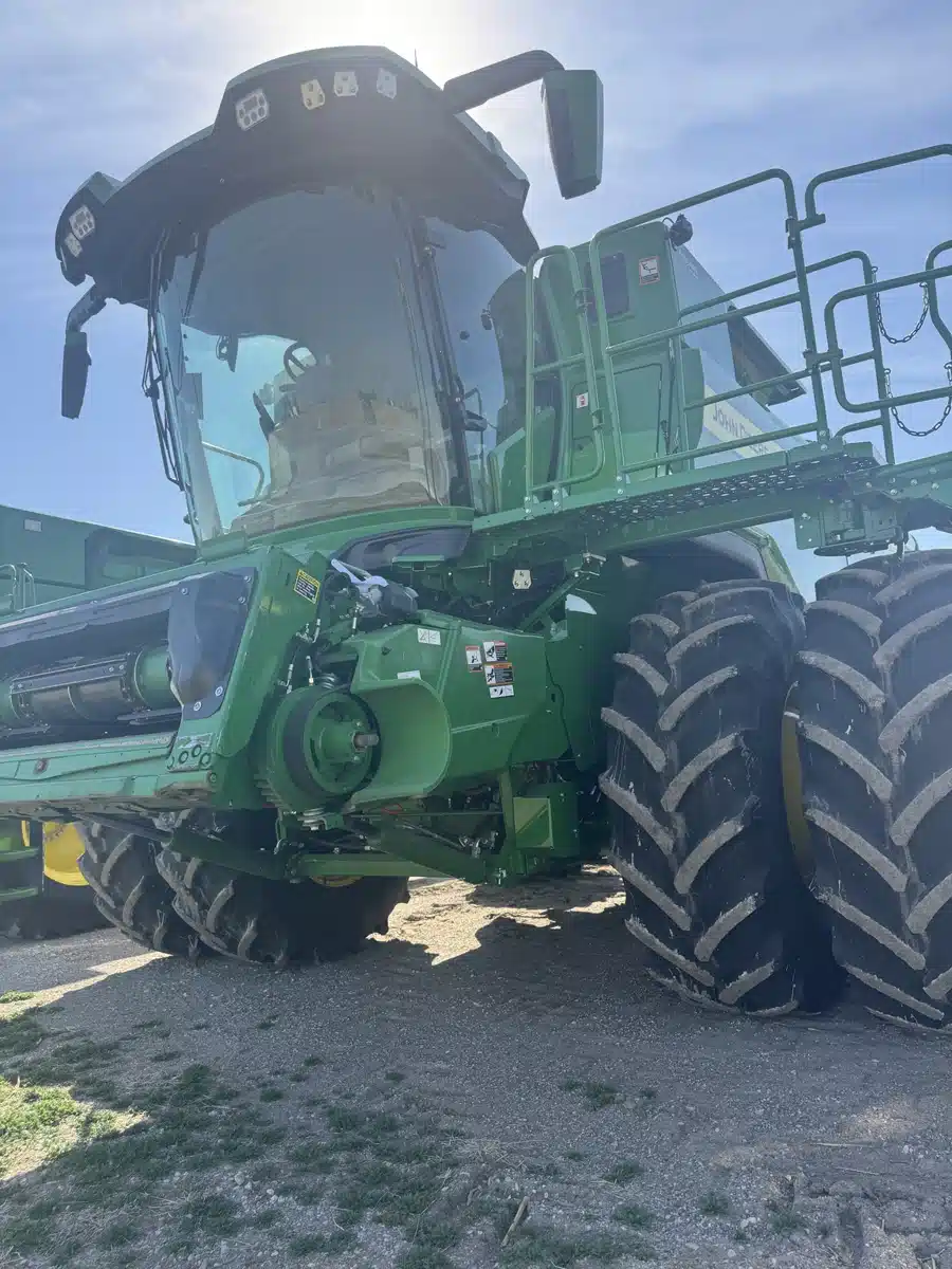 Gallery image 1 for 2025 John Deere S7 800 Combine