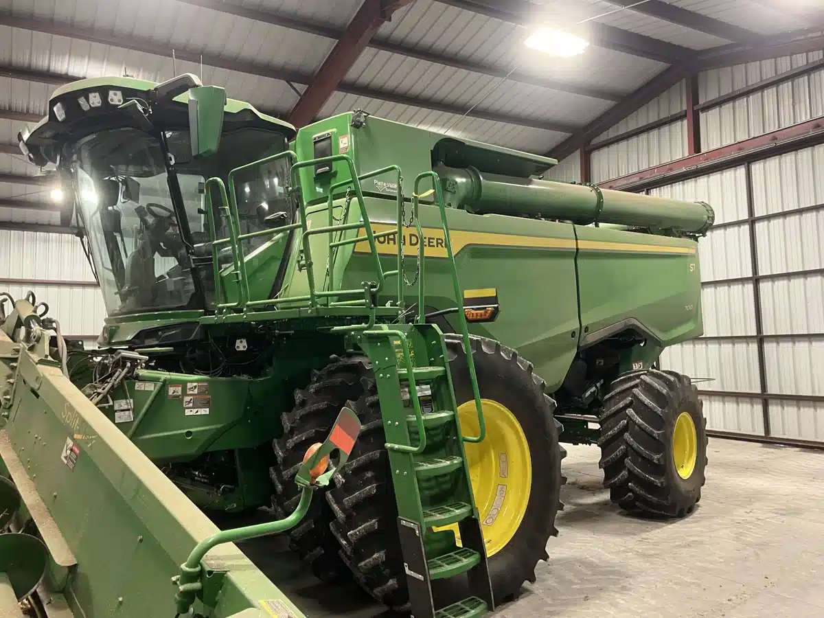Gallery image 1 for 2025 John Deere S7 700 Combine