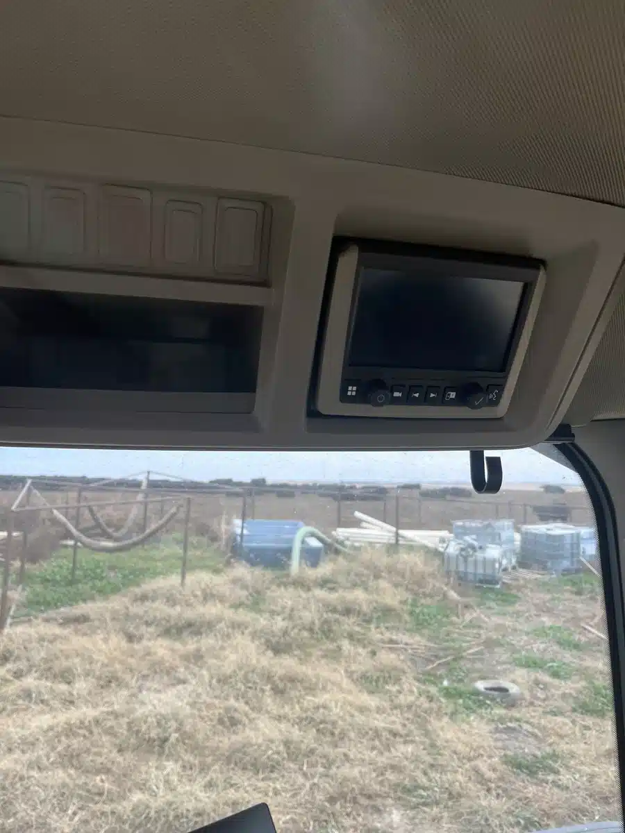 Gallery image 2 for Used 2025 John Deere 8R 250 Tractor