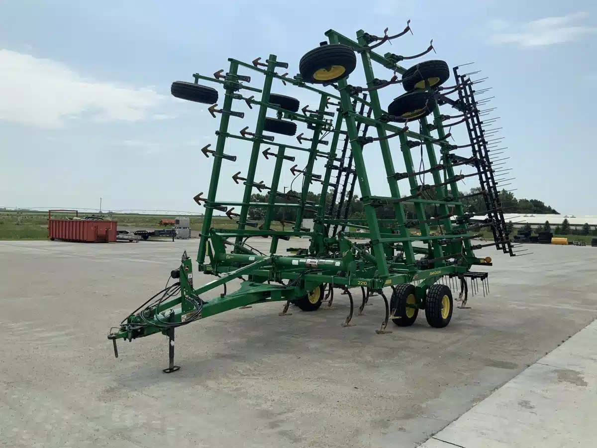 Photo de la Galerie 1 pour 2012 John Deere 2210 Cultivateur