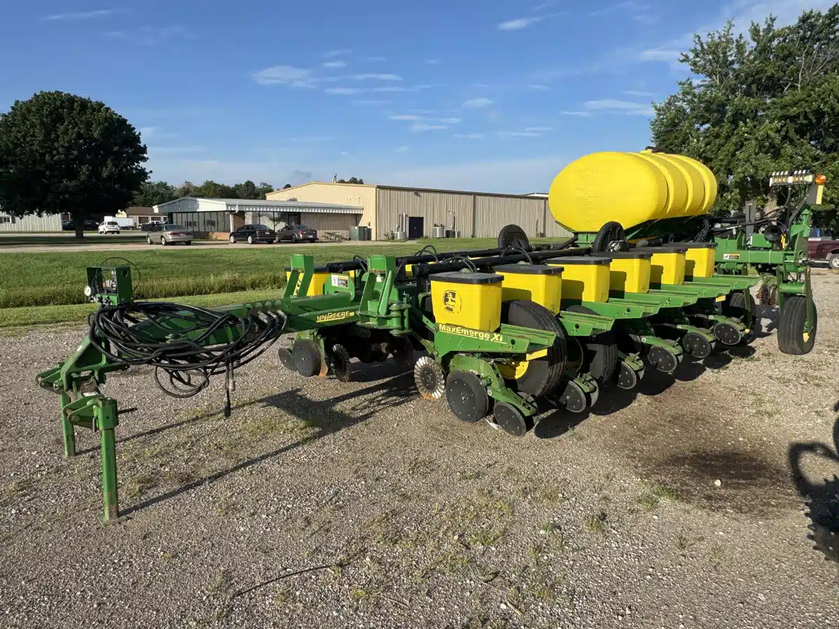 Gallery image 2 for 2007 John Deere 1770NT Planter