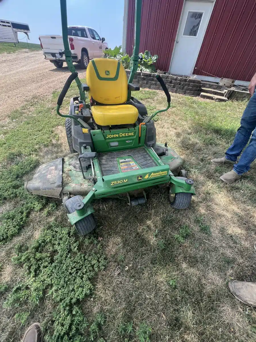 Photo de la Galerie 1 pour 2023 John Deere Z530M Tondeuse à rayon de braquage zéro