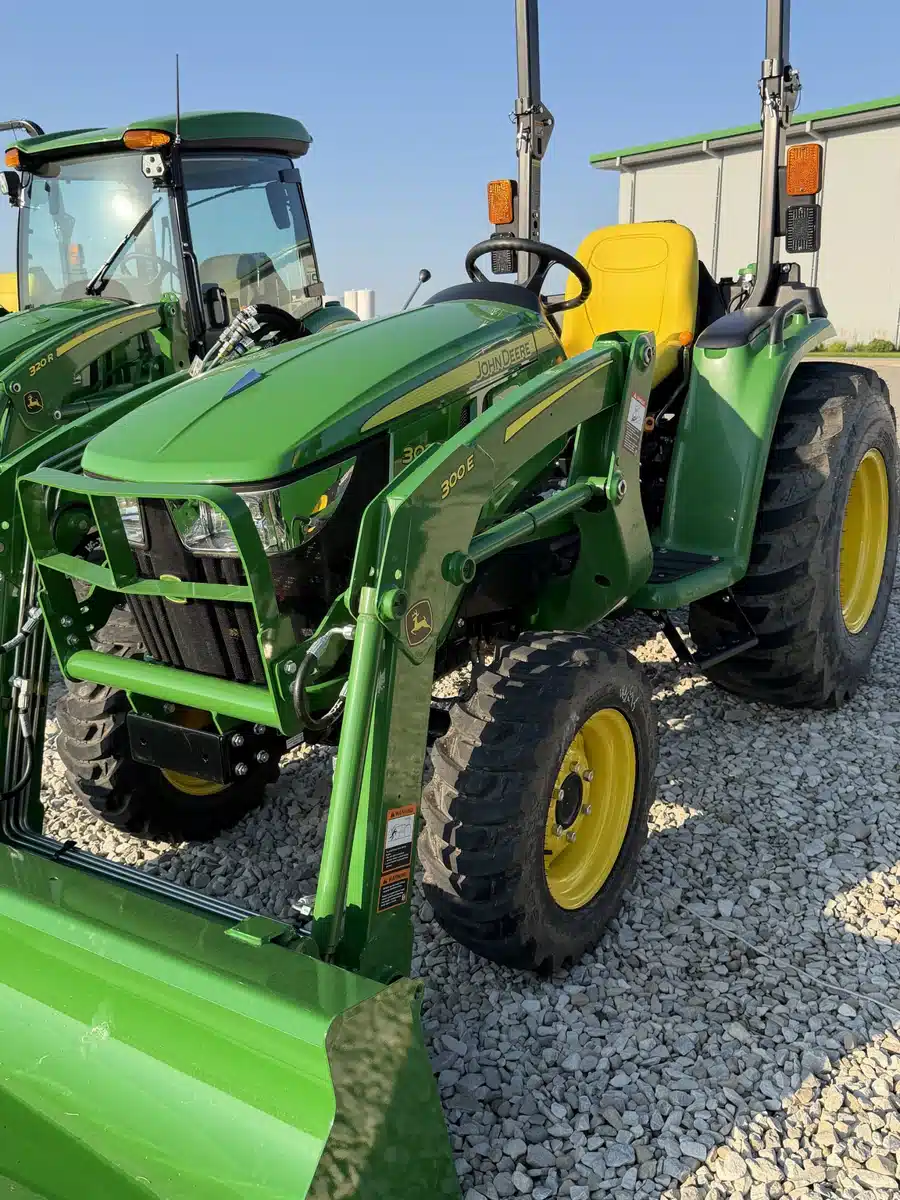 Gallery image 1 for 2026 John Deere 3032E Tractor