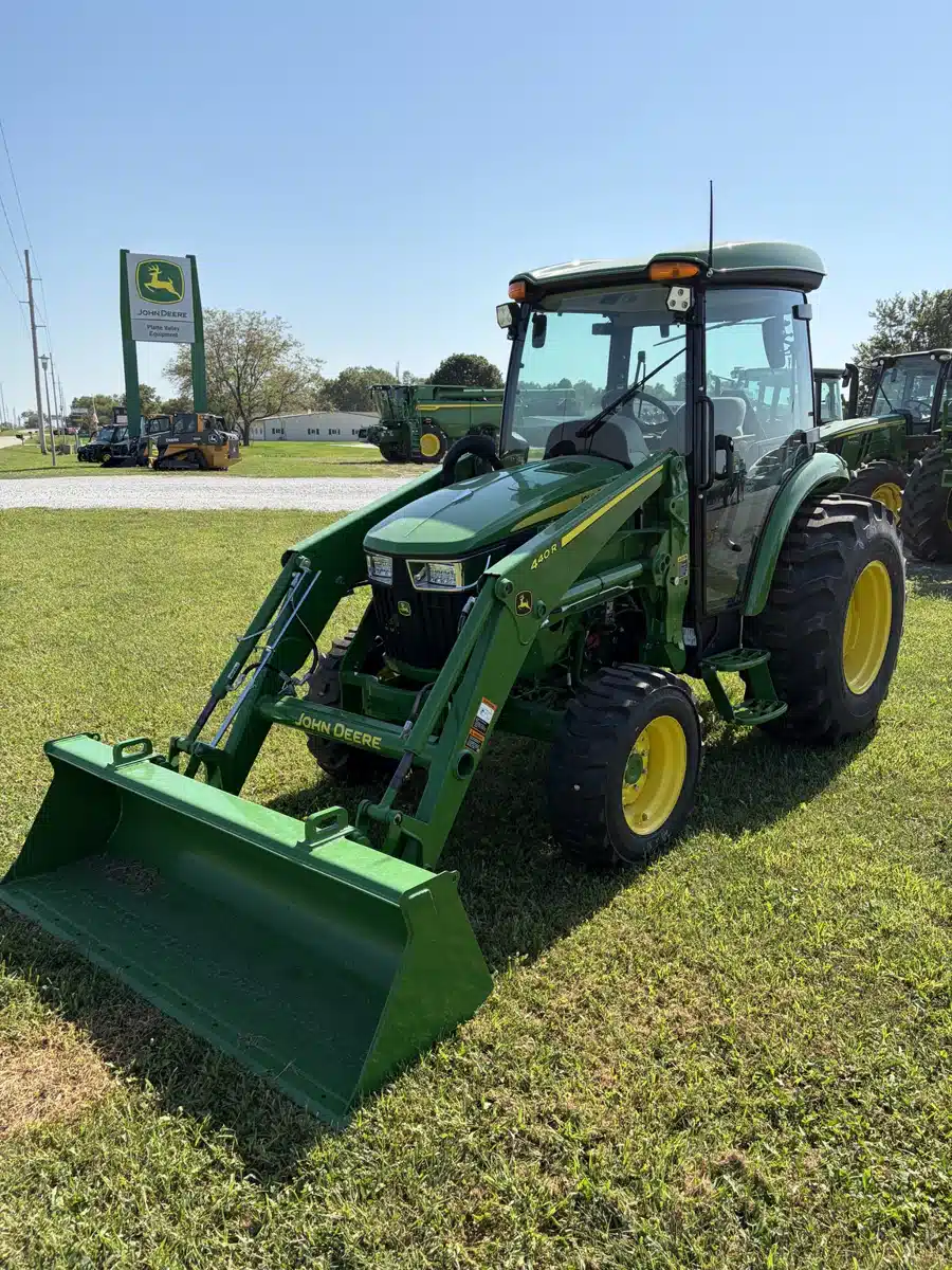 Photo de la Galerie 2 pour 2026 John Deere 4066R Tracteur
