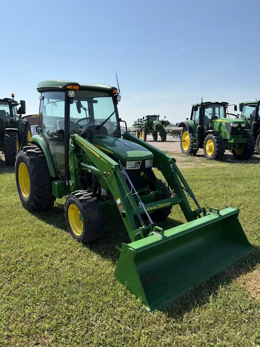 Photo de la Galerie 1 pour 2026 John Deere 4066R Tracteur