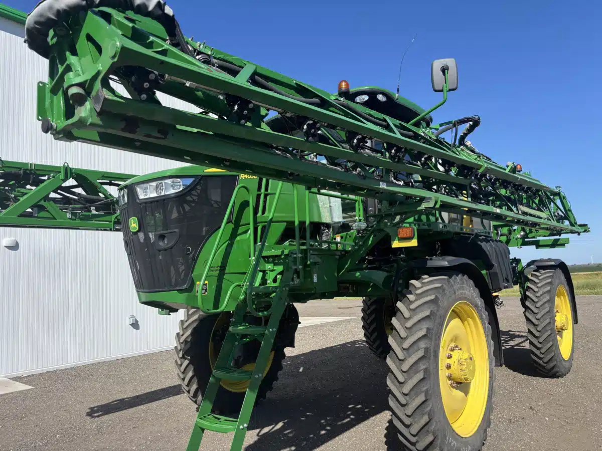 Gallery image 2 for Used 2019 John Deere R4038 Sprayer - Self Propelled