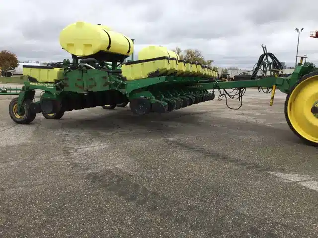 Gallery image 1 for Used 2002 John Deere 1780 Planter