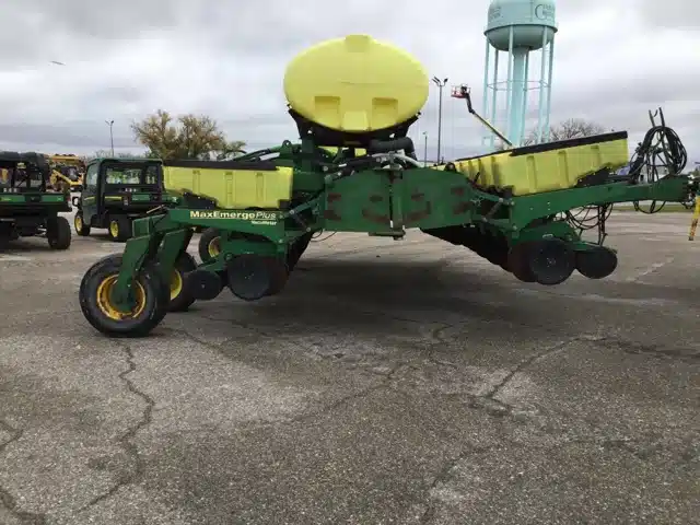 Gallery image 2 for Used 2002 John Deere 1780 Planter