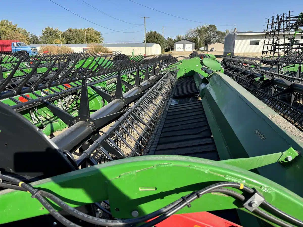 Gallery image 1 for Used 2020 John Deere 745FD Header - Draper