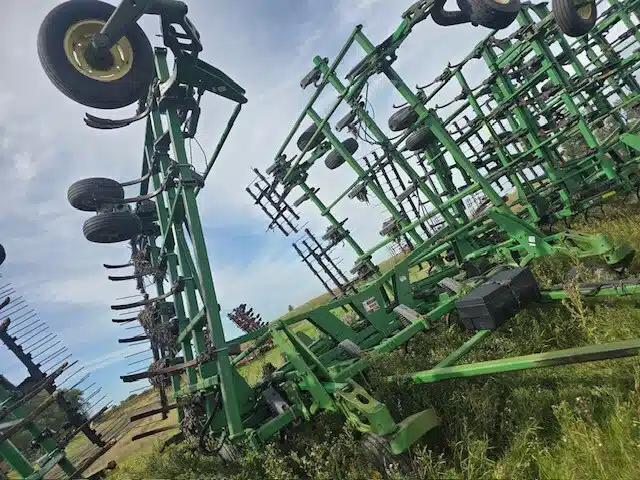 Gallery image 1 for Used 2005 John Deere 2410 Chisel Plow