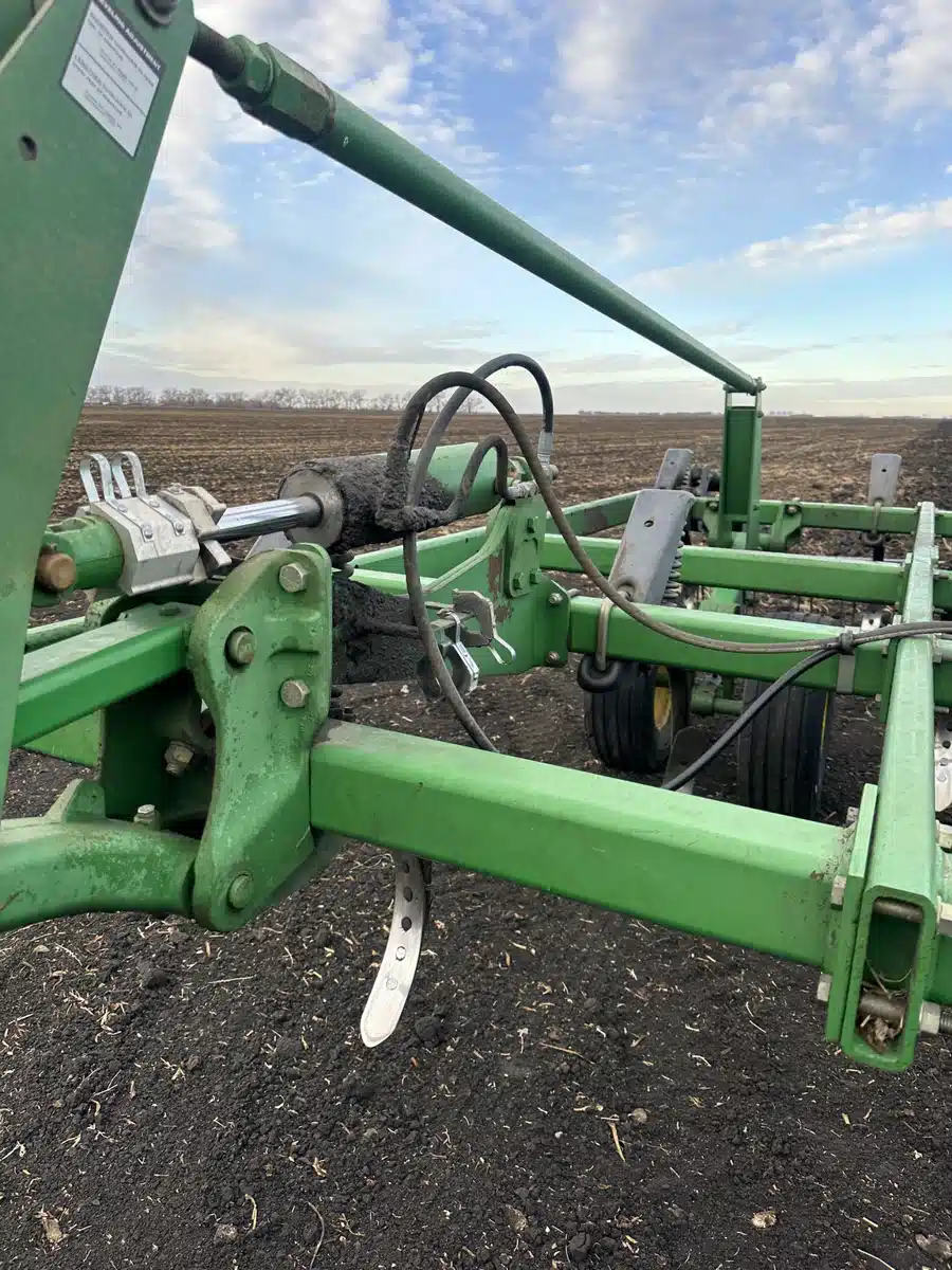 Gallery image 2 for Used 2004 John Deere 2410 Chisel Plow