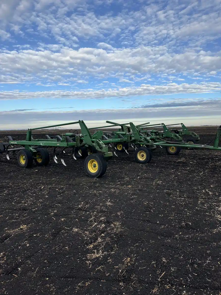 Gallery image 1 for Used 2004 John Deere 2410 Chisel Plow