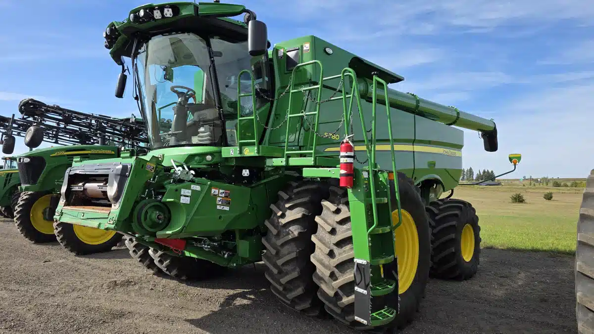 Gallery image 2 for 2024 John Deere S780 Combine