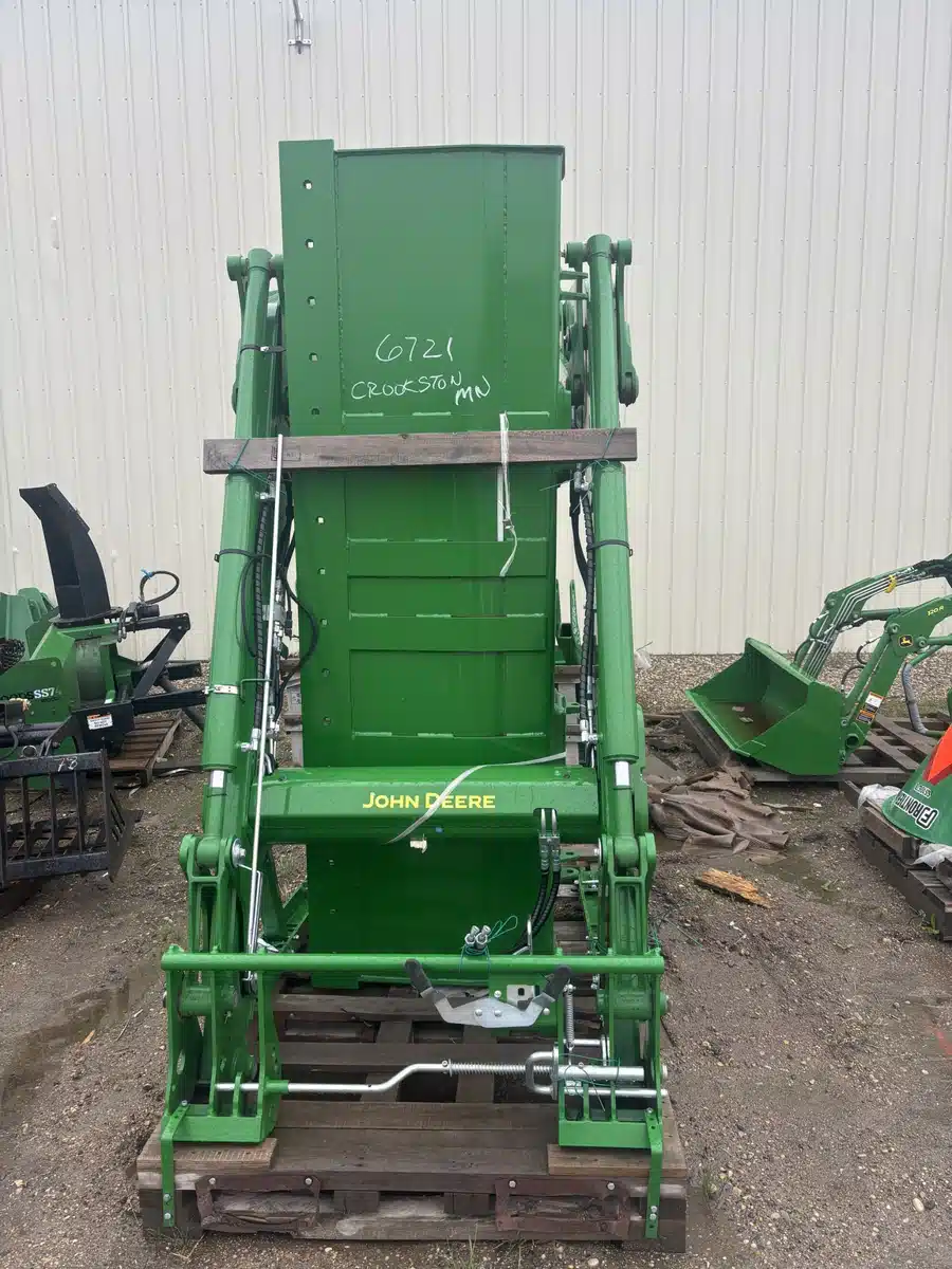 Gallery image 2 for Used 2022 John Deere 680R Front End Loader