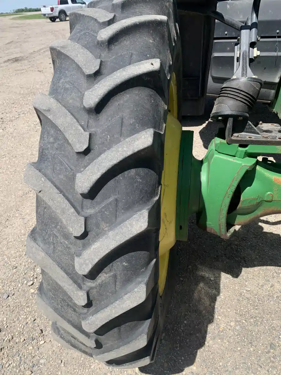 Gallery image 2 for Used 1999 John Deere 8200 Tractor