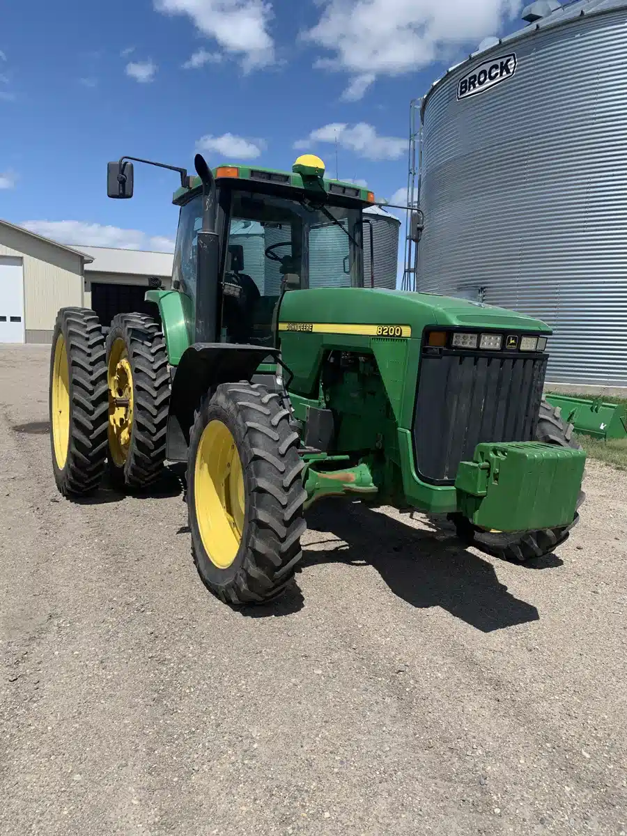 Gallery image 1 for Used 1999 John Deere 8200 Tractor
