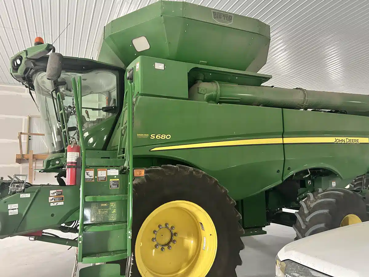 Gallery image 2 for Used 2017 John Deere S680 Combine