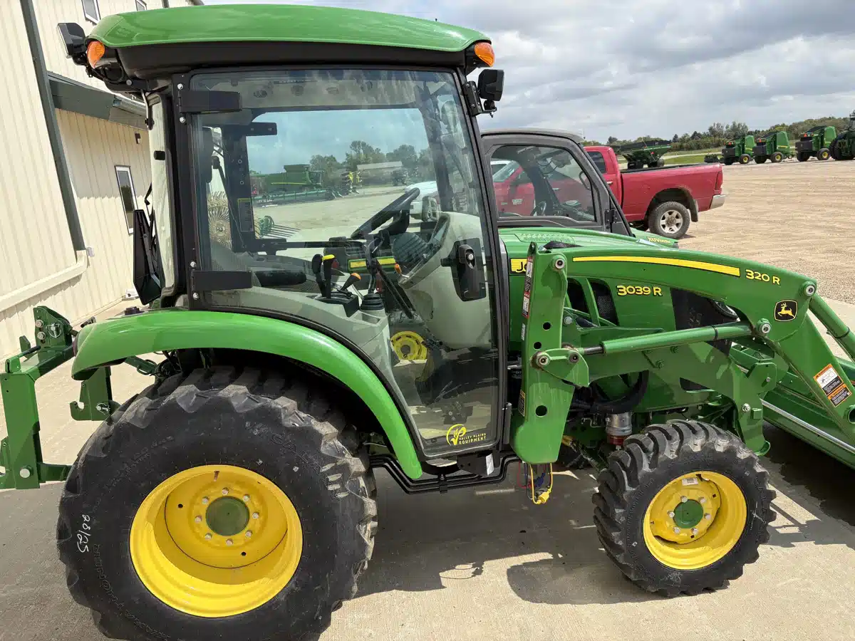 Gallery image 1 for 2024 John Deere 3039R Tractor