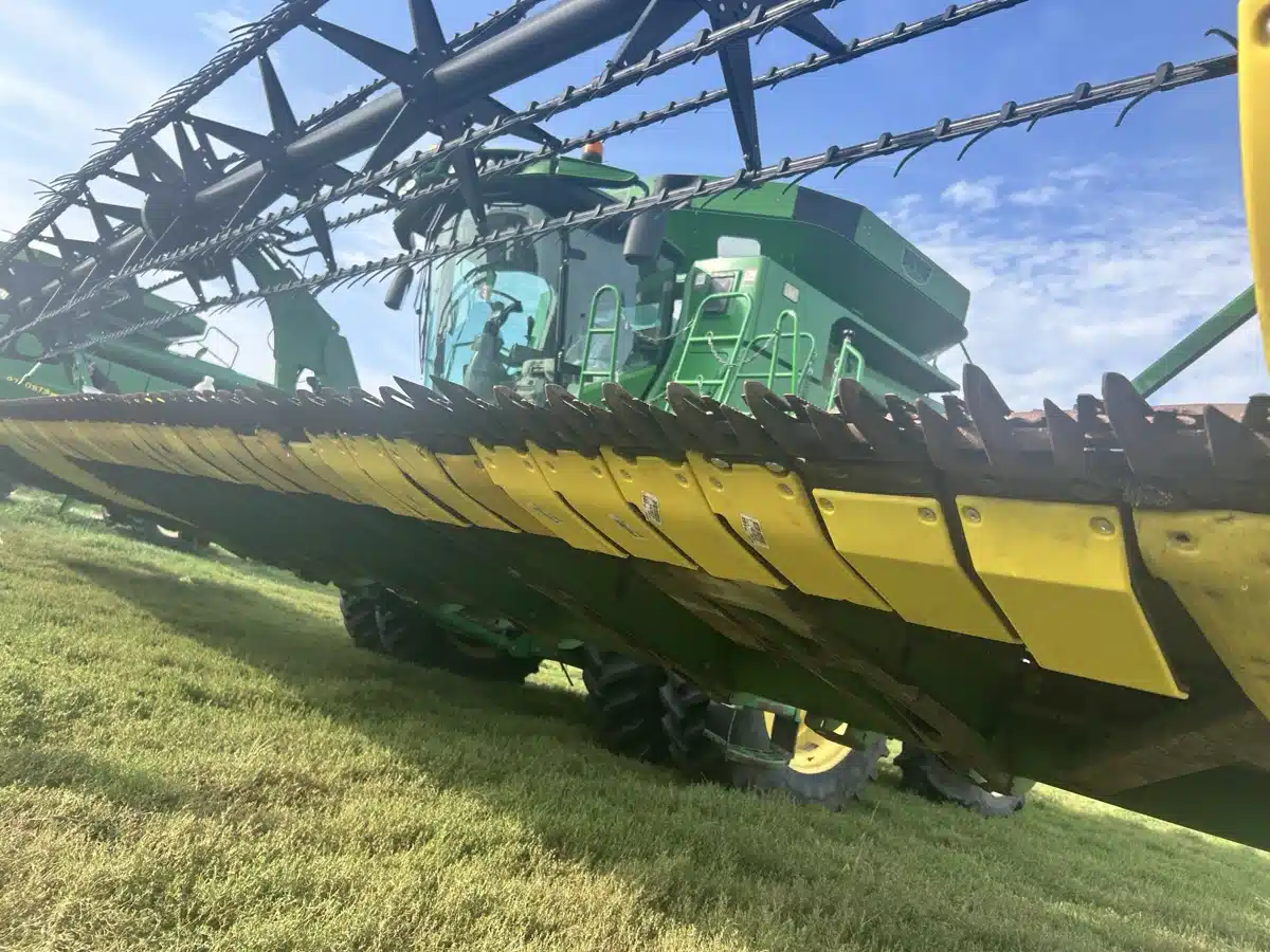 Gallery image 1 for Used 2013 John Deere 640FD Header - Draper