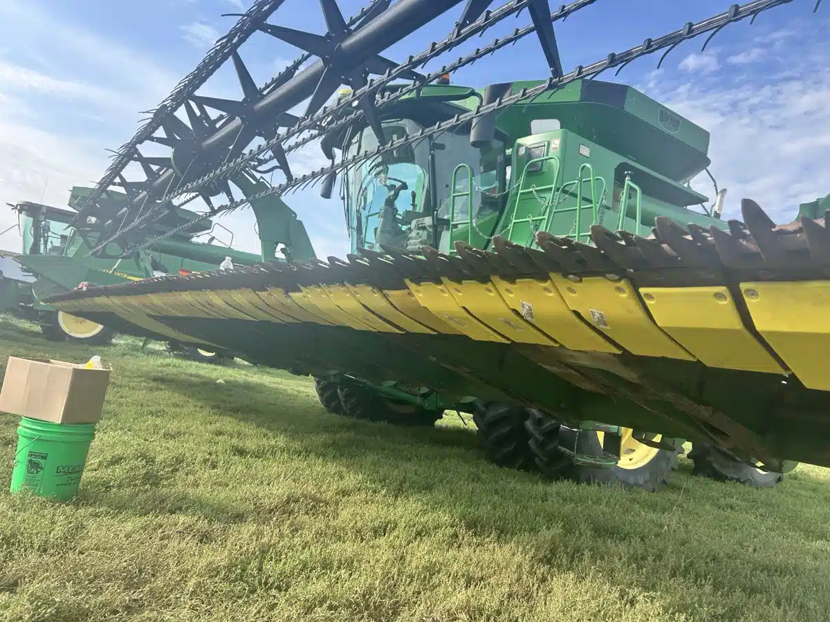 Gallery image 2 for Used 2013 John Deere 640FD Header - Draper