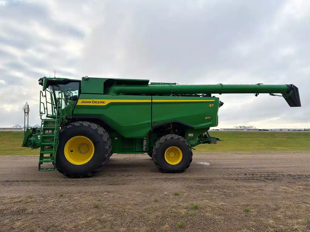 Gallery image 2 for 2025 John Deere S7 800 Combine