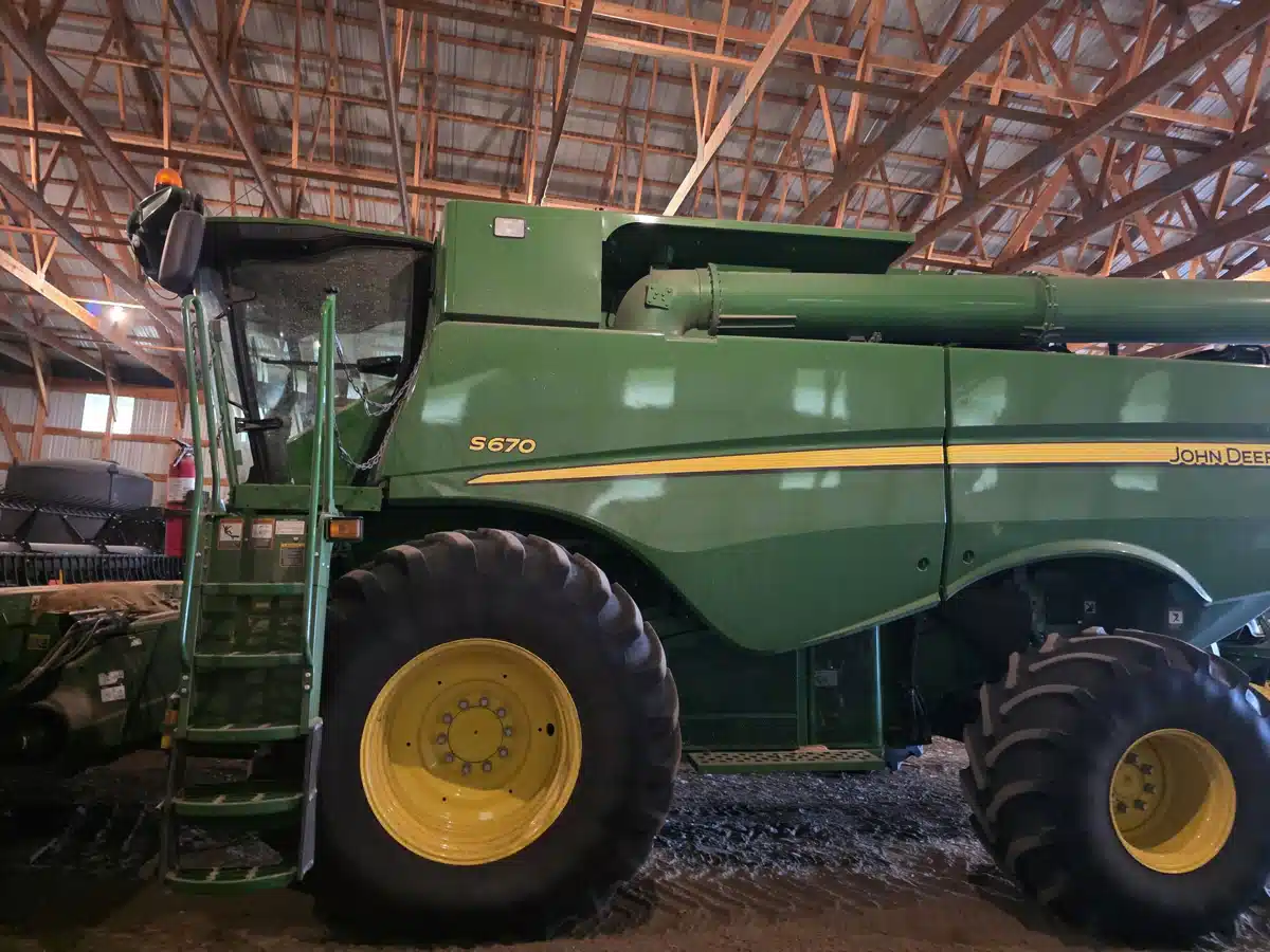 Gallery image 2 for Used 2016 John Deere S670 Combine