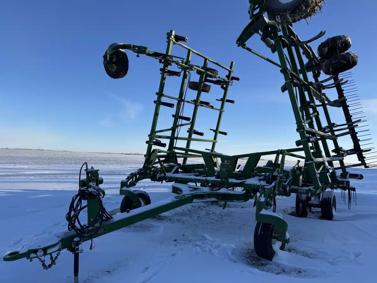 Gallery image 2 for 2022 John Deere 2430 Chisel Plow