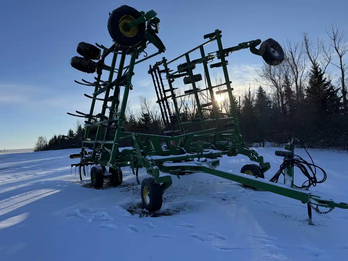 2022 John Deere 2430 Chisel Plow