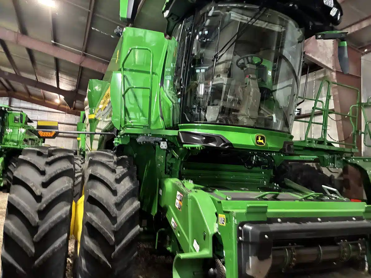 Gallery image 1 for 2025 John Deere S7 800 Combine
