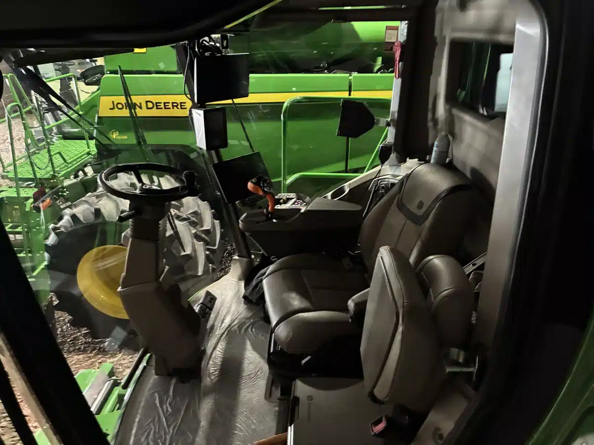 Gallery image 2 for 2025 John Deere S7 800 Combine