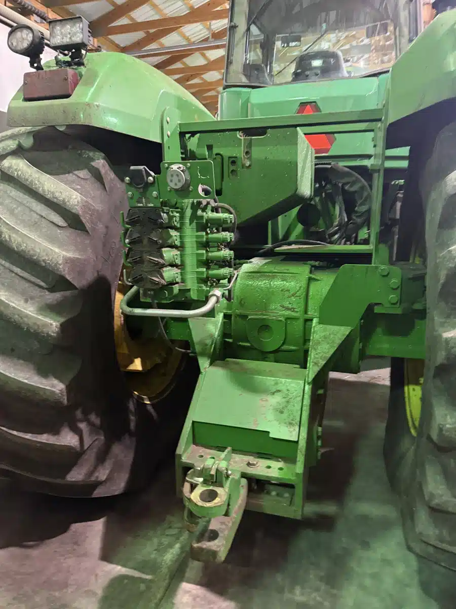 Gallery image 2 for 2002 John Deere 9520 Tractor