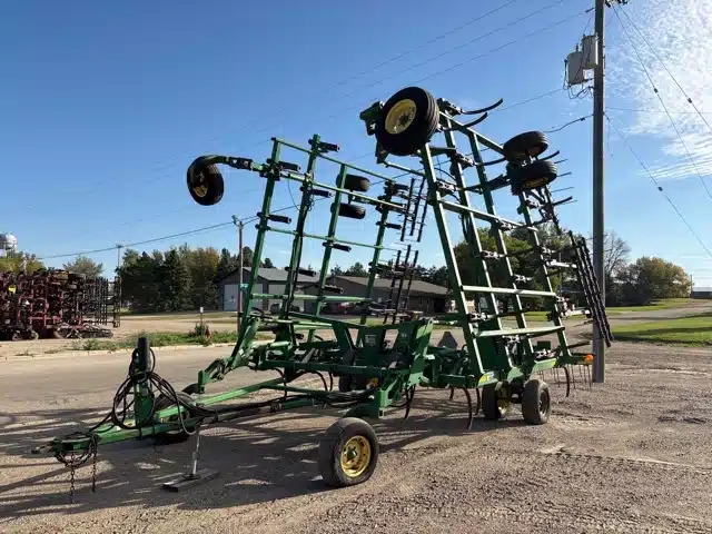 Gallery image 1 for 2005 John Deere 2410 Chisel Plow