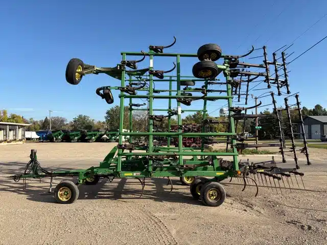 Gallery image 2 for 2005 John Deere 2410 Chisel Plow