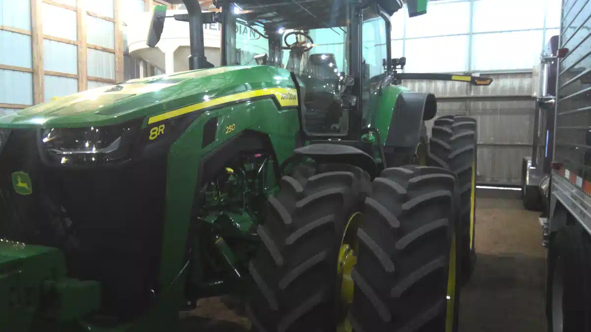 Gallery image 2 for 2025 John Deere 8R 250 Tractor