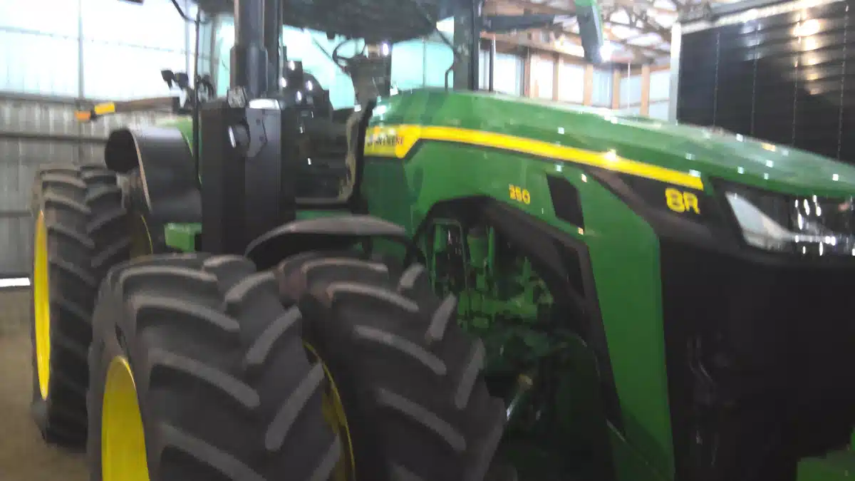 Gallery image 1 for 2025 John Deere 8R 250 Tractor