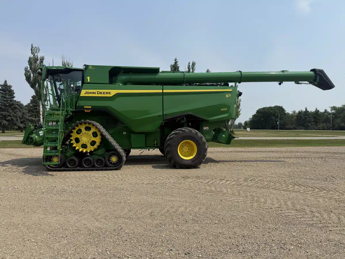 Gallery image 2 for 2025 John Deere S7 900 Combine