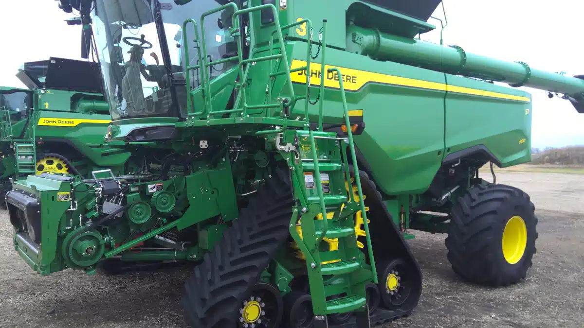 Gallery image 1 for 2025 John Deere S7 900 Combine