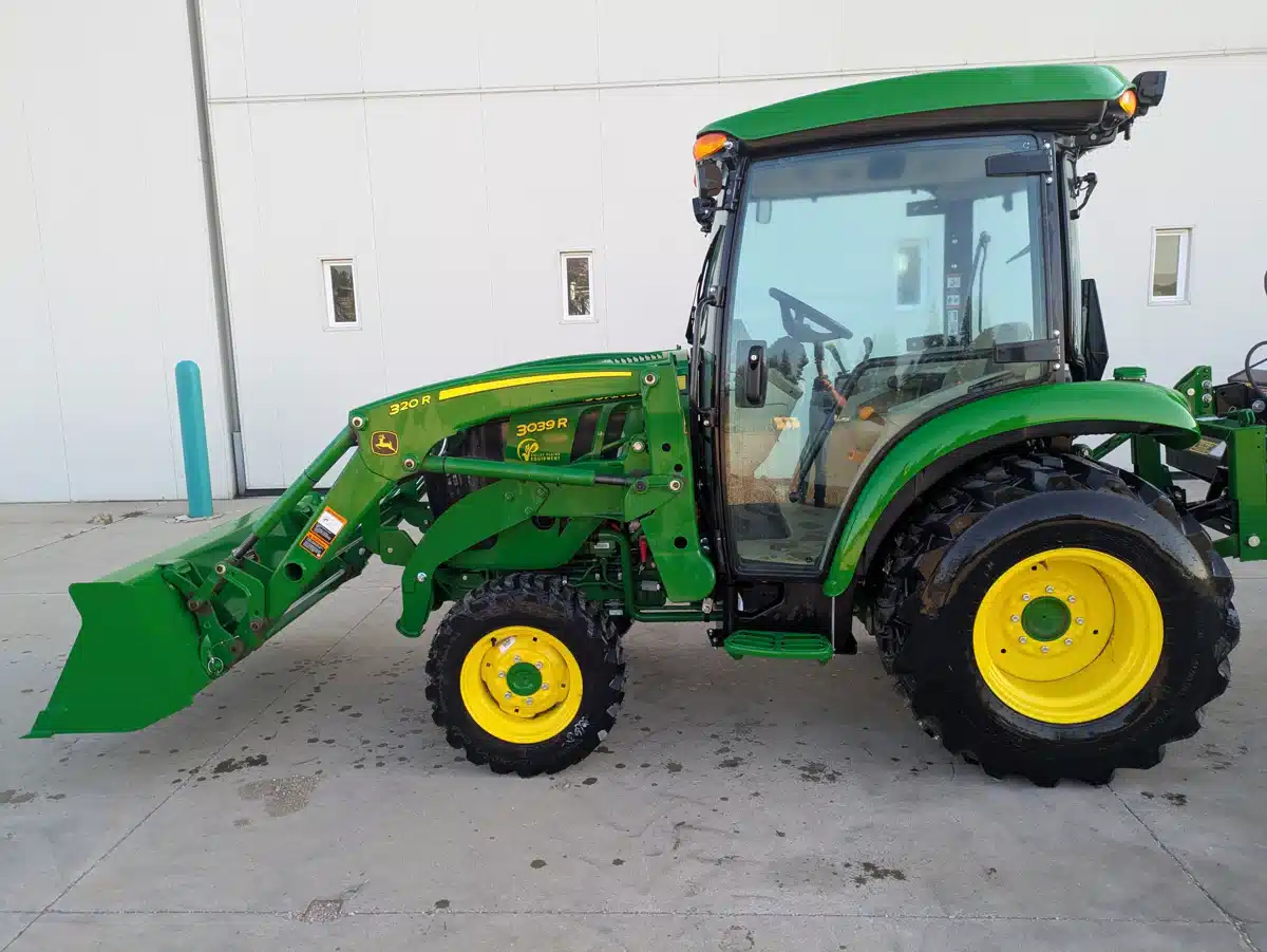 Photo de la Galerie 1 pour 2024 John Deere 3039R Tracteur